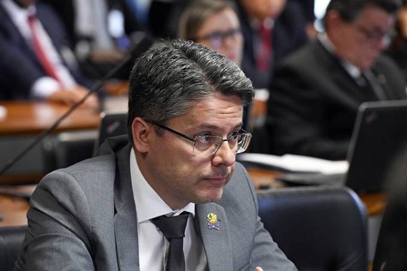 senador lava toga