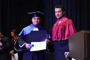 Frediany Augusto Alves de Souza na formatura em 2018 com o Pró Reitor do Centro Universitário UDC Profº. Dr. Fábio Prado