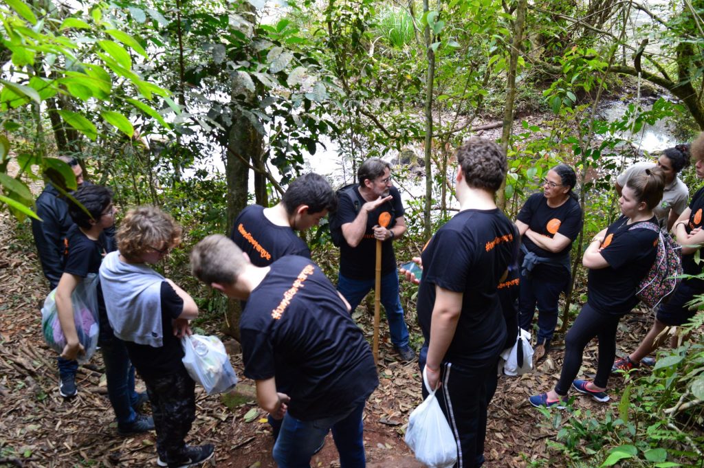 Um dia no Parque: Macuco Ecoaventura levou estudantes de Capanema a uma expedição no PNI. Veja fotos! 6 IVAN NA MATA COM ALUNOS redimensionada 1