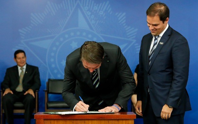 bolsonaro assina