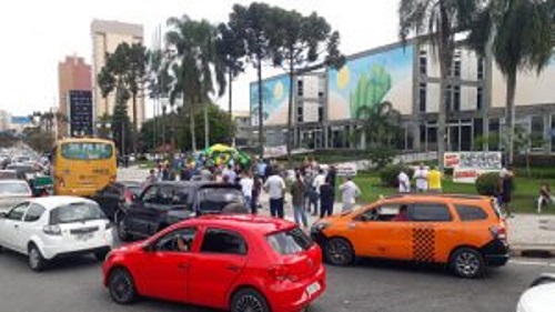 Entidades de gastronomia, entretenimento e turismo cobram leis modernas em Curitiba 1 protesto abrabar curitiba1