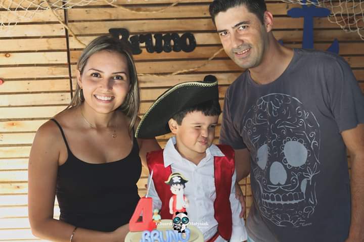 Iguaçuense de seis anos encanta com vídeos no canal do YouTube. Assista! 1 youtuber e pais