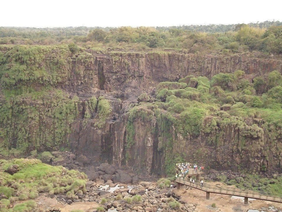 Cataratas do Iguaçu começa a semana com metade da vazão normal. Veja fotos de outras secas no atrativo 3 cataratas vazia2