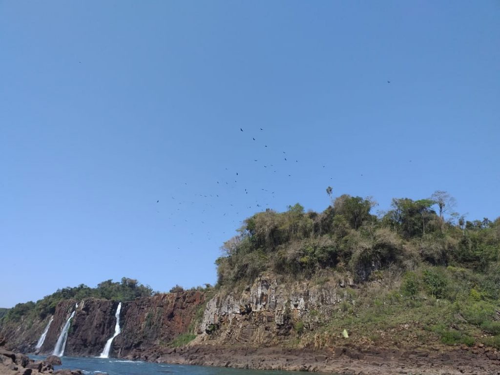 Vazão baixa do rio Iguaçu suspende passeios de barcos nas Cataratas do Iguaçu 1 salto cataratas