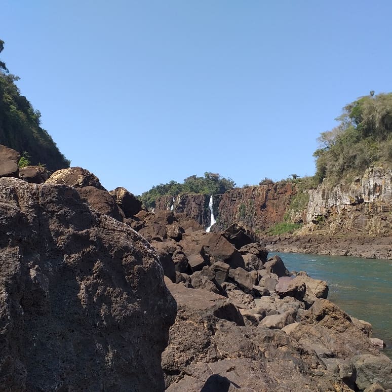 Vazão baixa do rio Iguaçu suspende passeios de barcos nas Cataratas do Iguaçu 2 salto cataratas1