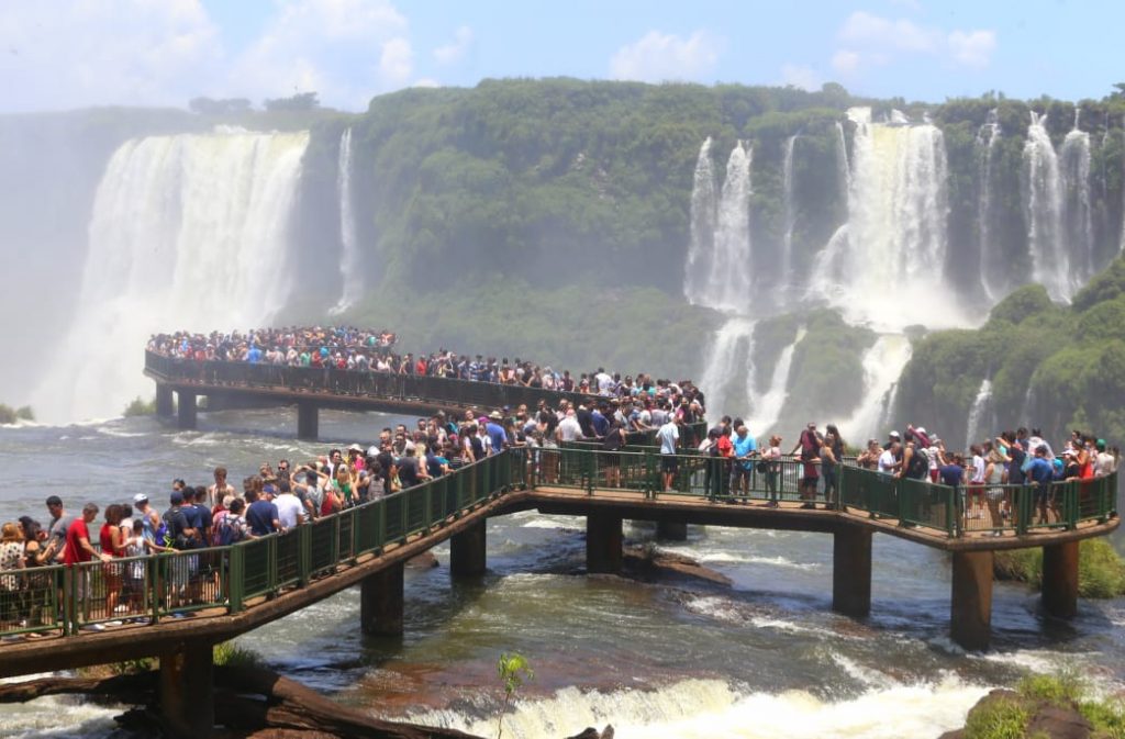 FERIADÃO: Cataratas 'congestionada' no primeiro dia do feriado. Veja fotos! 2 cataratas feriado1
