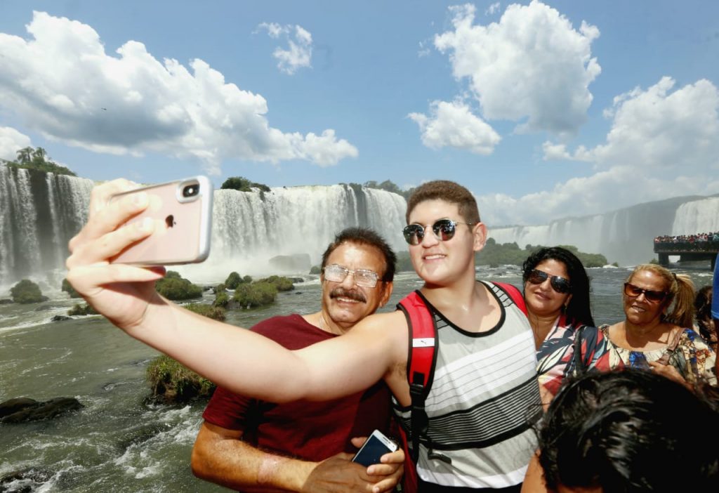 FERIADÃO: Cataratas 'congestionada' no primeiro dia do feriado. Veja fotos! 3 cataratas feriado3
