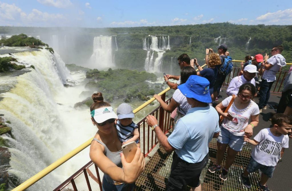 FERIADÃO: Cataratas 'congestionada' no primeiro dia do feriado. Veja fotos! 5 cataratas feriado5