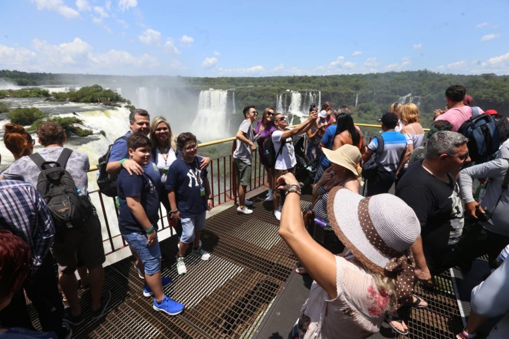 FERIADÃO: Cataratas 'congestionada' no primeiro dia do feriado. Veja fotos! 7 cataratas feriado7