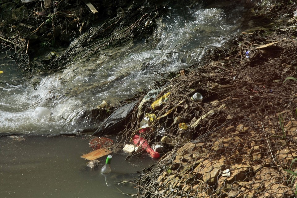 Dia do Rio: Macuco Safari promove limpeza na margem do Iguaçu 2 rio poluido