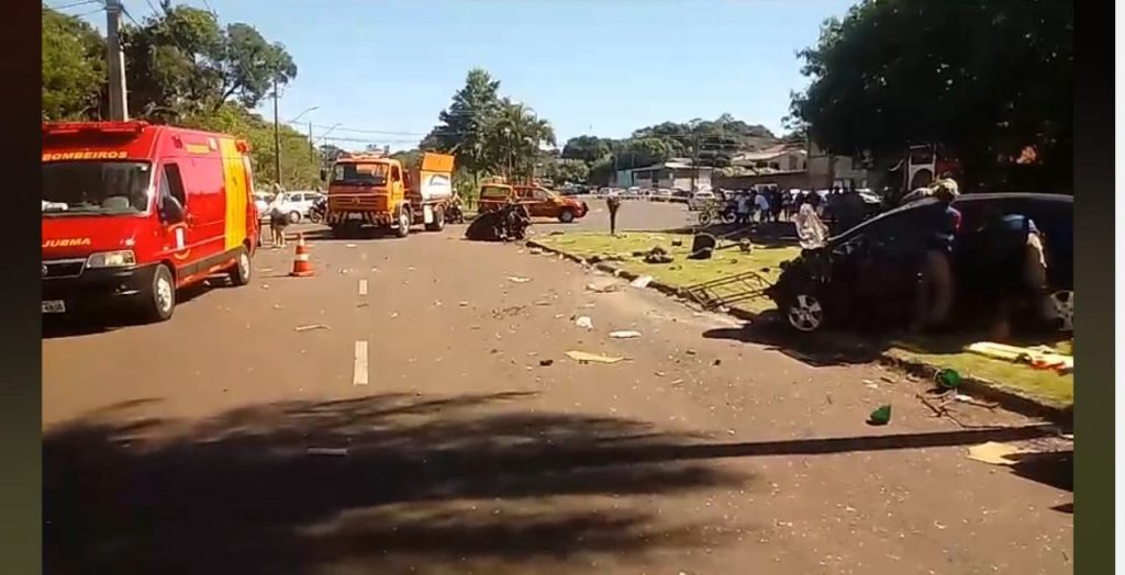 Vídeo mostra colisão que resultou em duas mortes em Foz do Iguaçu. Assista! 1 acidente vila a1