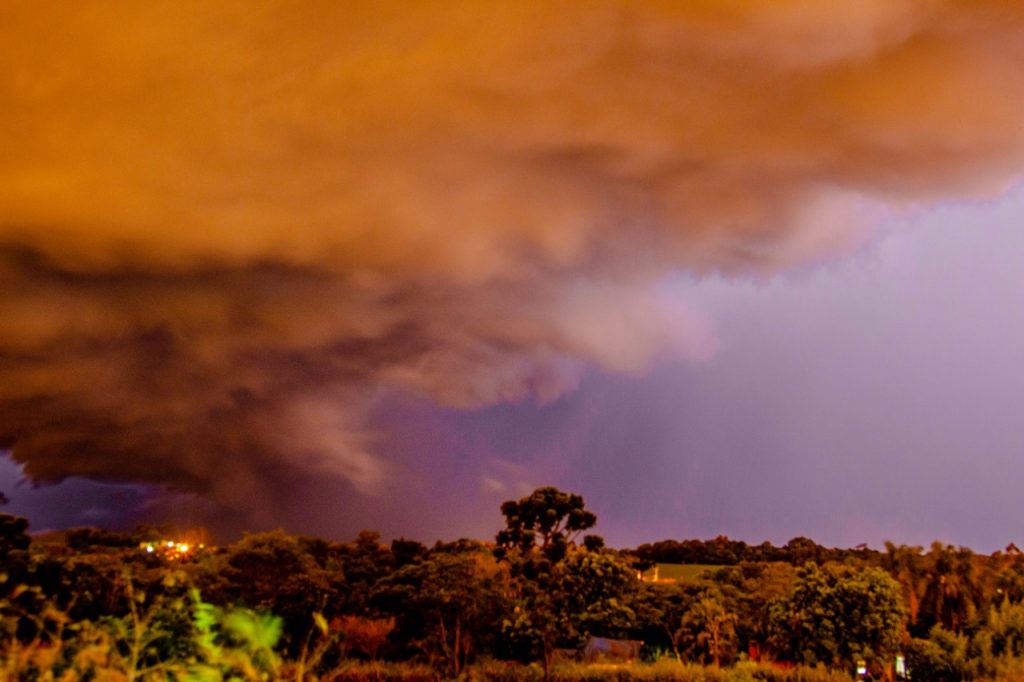 Apocalipse nos céus de Foz do Iguaçu. Veja show de imagens do fotojornalista Roger Meireles 3 tempestade chegando roger meireles2