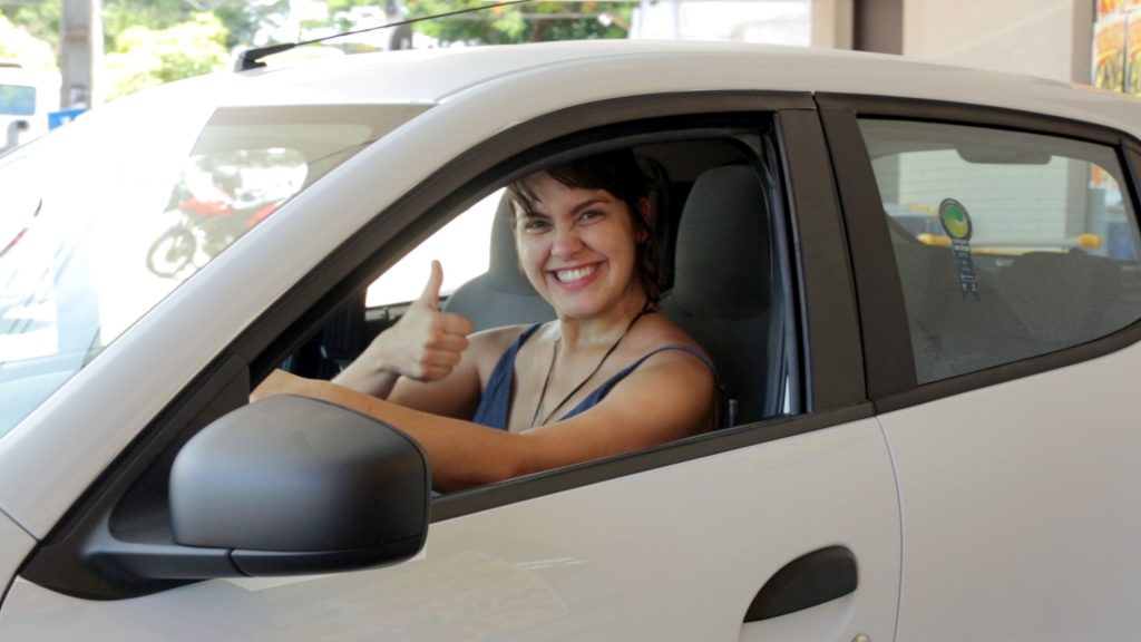 ACIFI faz entrega surpresa de carro 0 km marcada por emoção 1 Melina Carvalho leva para casa carro zero da campanha Natal Sonho Dourado Foto Divulgação