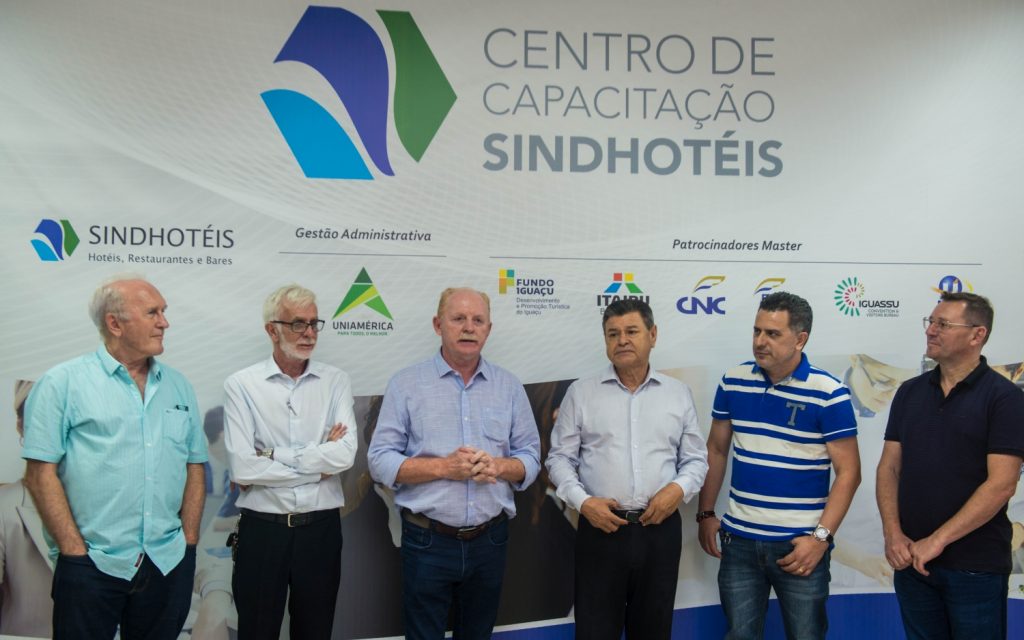 Aulas da Escola Nacional de Turismo de Foz do Iguaçu terão início em abril 1 Neuso Rafagnin Paulo Wolff deputado Vermelho Felipe Gonzalez Gilmar Piolla e Adelio Demeterko Foto Marcos Labanca