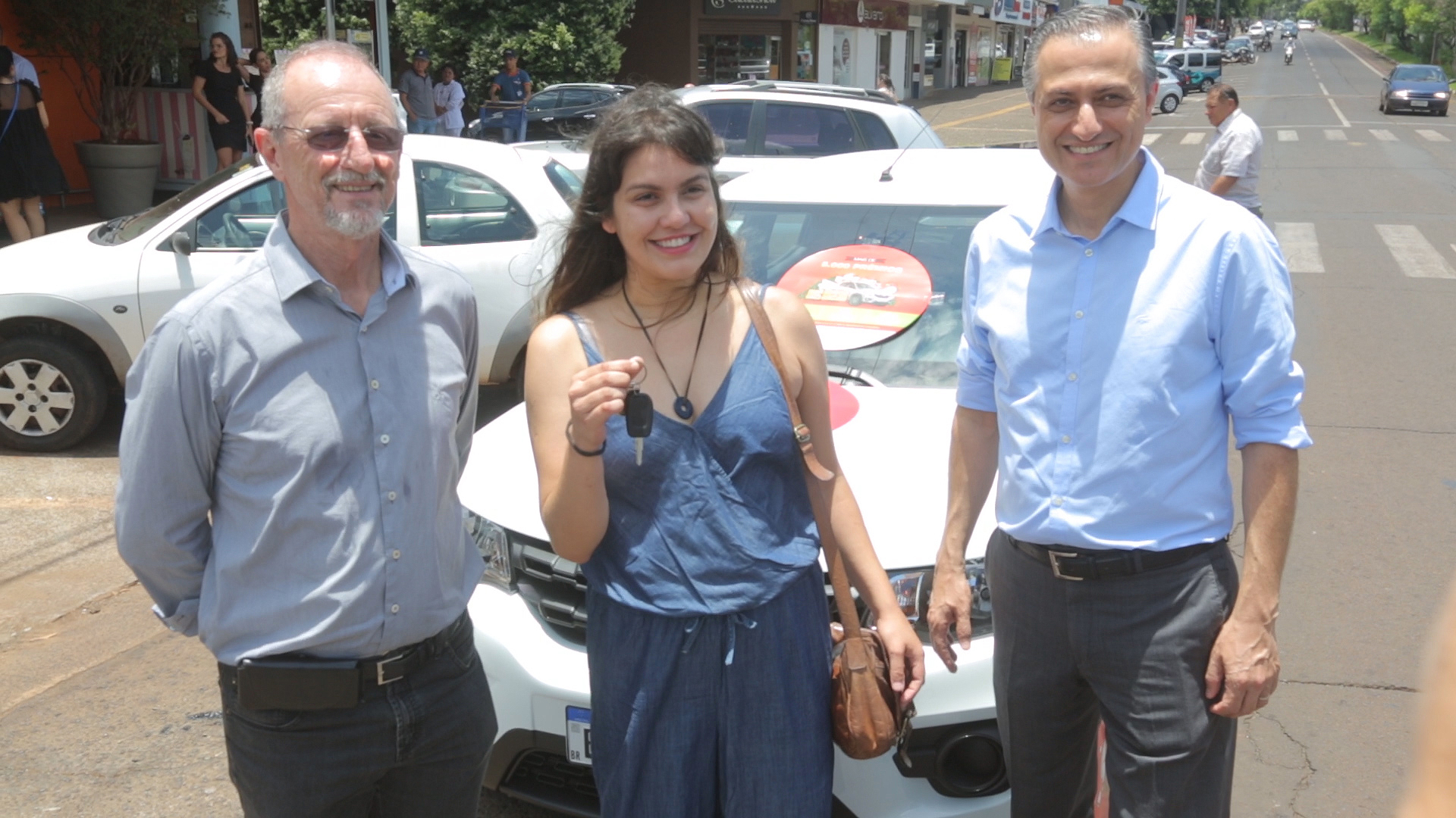 Walter Venson e Faisal Ismail entregam as chaves do carro para Melina Carvalho Foto Divulgação