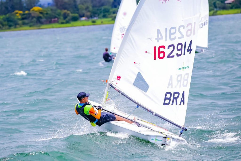 Velejador de Foz do Iguaçu se mantém na liderança do Campeonato Brasileiro de Laser Radial. Veja fotos! 1 velejador foz