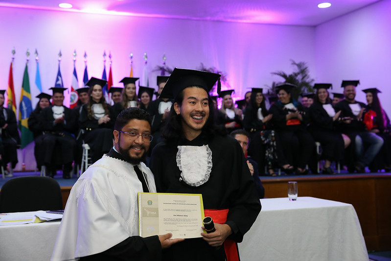 Estudante de Foz do Iguaçu é o graduado de número 1.000 da UNILA 1 yuri 2