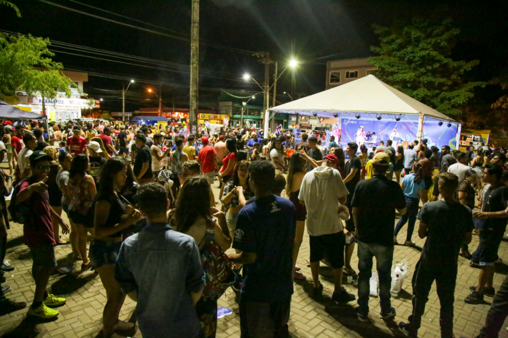 Carnafalls leva folia aos bairros e atrai mais de 2 mil pessoas em Foz do Iguaçu. Veja fotos! 1 carnafalls2