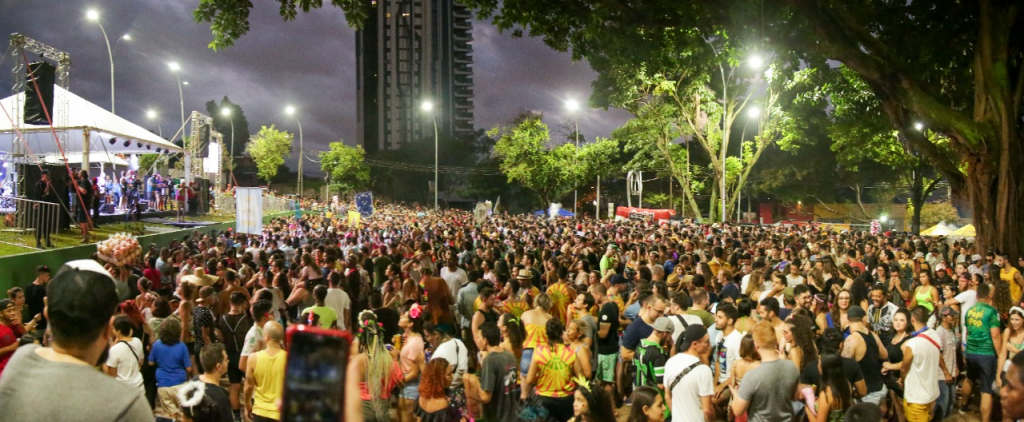 Carnaval da Saudade atrai mais de 25 mil foliões na Praça da Paz em Foz do Iguaçu. Veja fotos! 2 carnaval saudade1