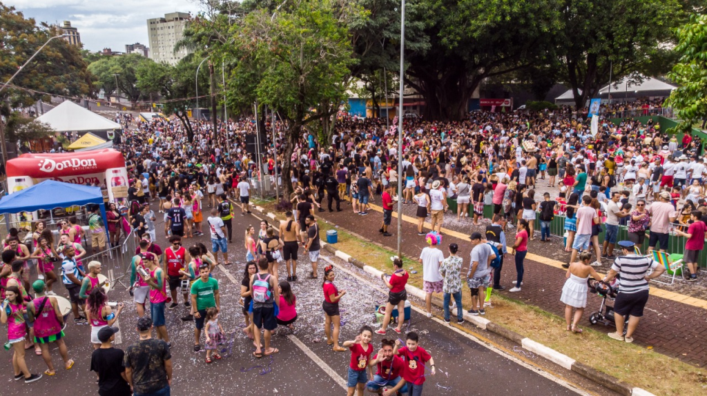 Carnaval da Saudade atrai mais de 25 mil foliões na Praça da Paz em Foz do Iguaçu. Veja fotos! 3 carnaval saudade2