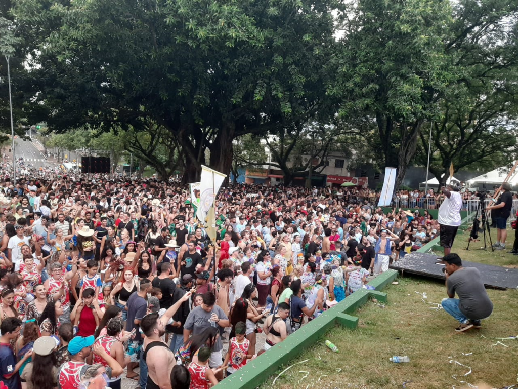 Carnaval da Saudade atrai mais de 25 mil foliões na Praça da Paz em Foz do Iguaçu. Veja fotos! 4 carnaval saudade3