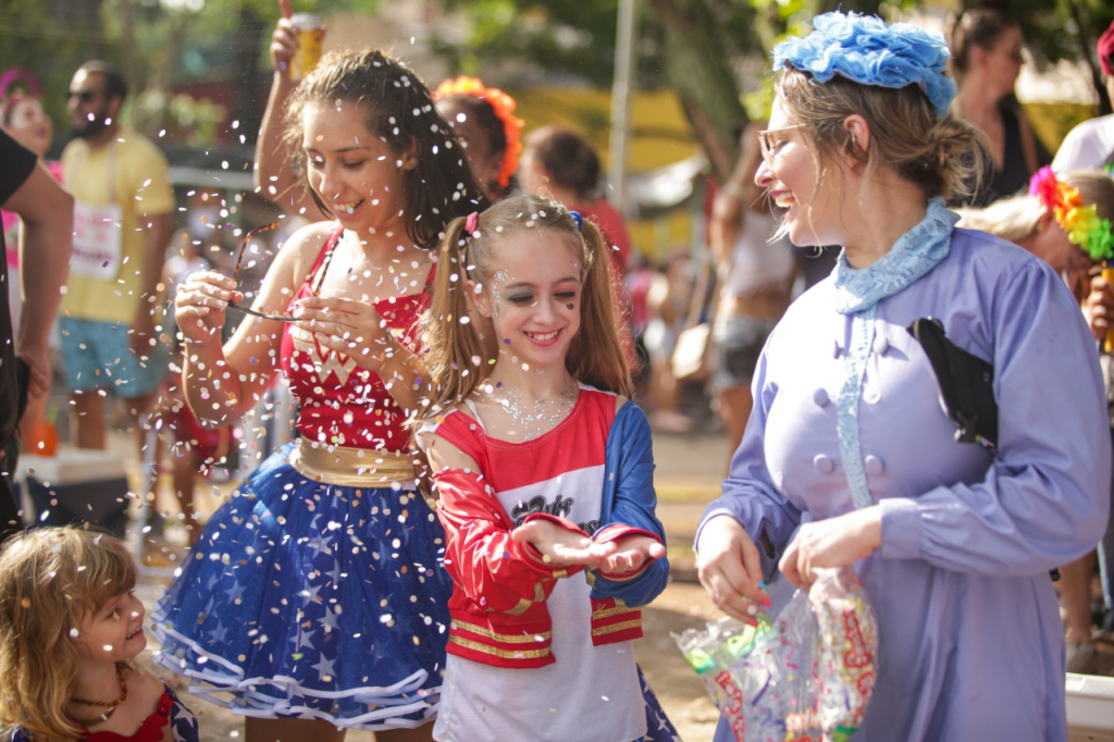 Carnaval da Saudade atrai mais de 25 mil foliões na Praça da Paz em Foz do Iguaçu. Veja fotos! 7 carnaval saudade6