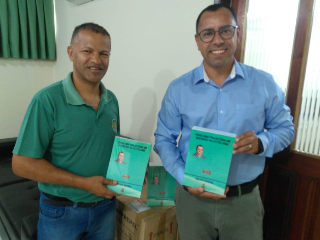 Guarda Mirim de Foz do Iguaçu recebe lote de livros de ex-guardinha escritor 1 livros guarda mirim1