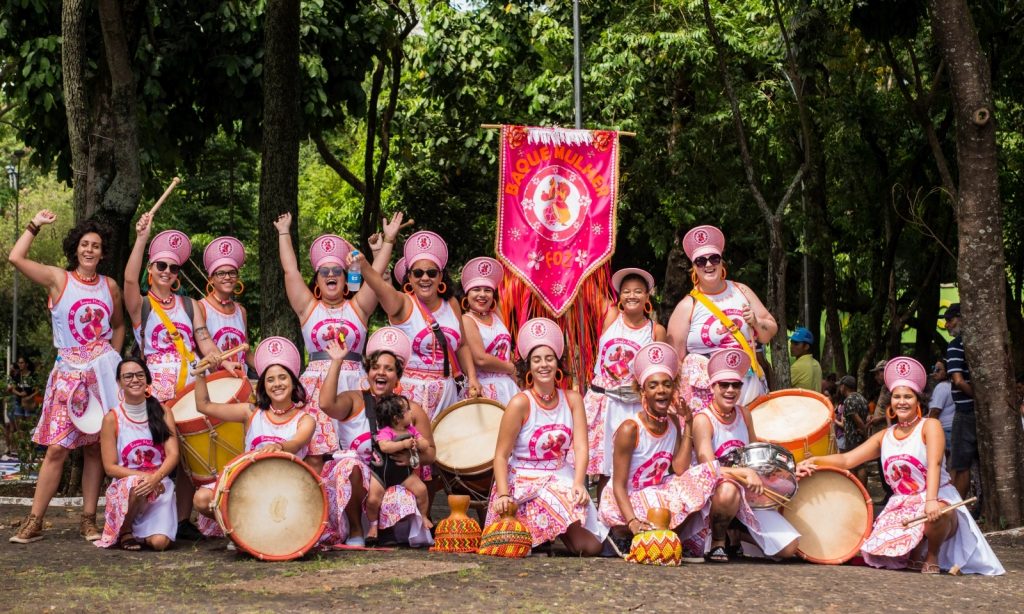 Marcha em Foz do Iguaçu pede igualdade, direitos e fim da violência contra a mulher 1 Formado só de mulheres grupo de maracatu ditou o ritmo da passeata foto Marcos Labanca
