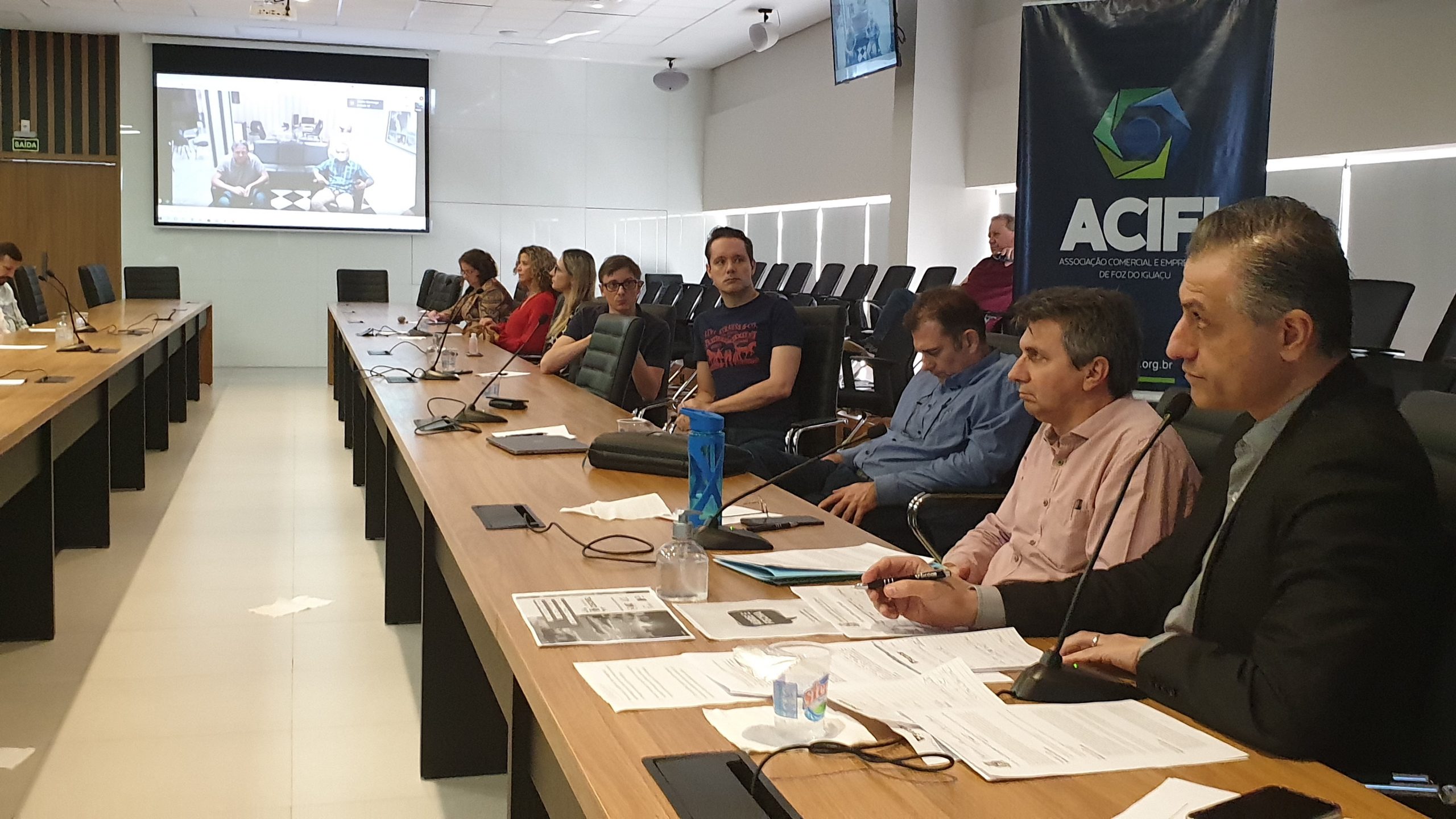 1 Em primeiro plano o presidente da ACIFI Faisal Ismail o secretário de Saúde Nilton Bobato e o prefeito de Foz Chico Brasileiro ao telão scaled