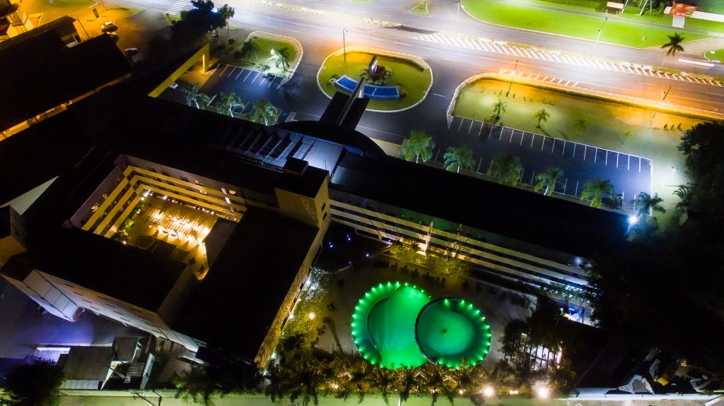 Rede iguaçuense de hotéis ilumina fachadas de verde em homenagem a profissionais de saúde da cidade 1 Além da fachada hotel Viale que fica na avenida das Cataratas está com piscina iluminada de verde para homenagear setor de saúde. Foto Kiko Sierich