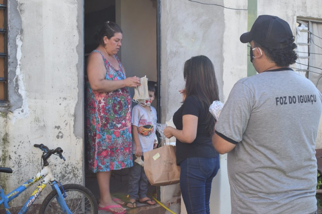 Prefeitura de Foz do Iguaçu distribui máscaras a comunidades carentes 1 Máscaras 1 1