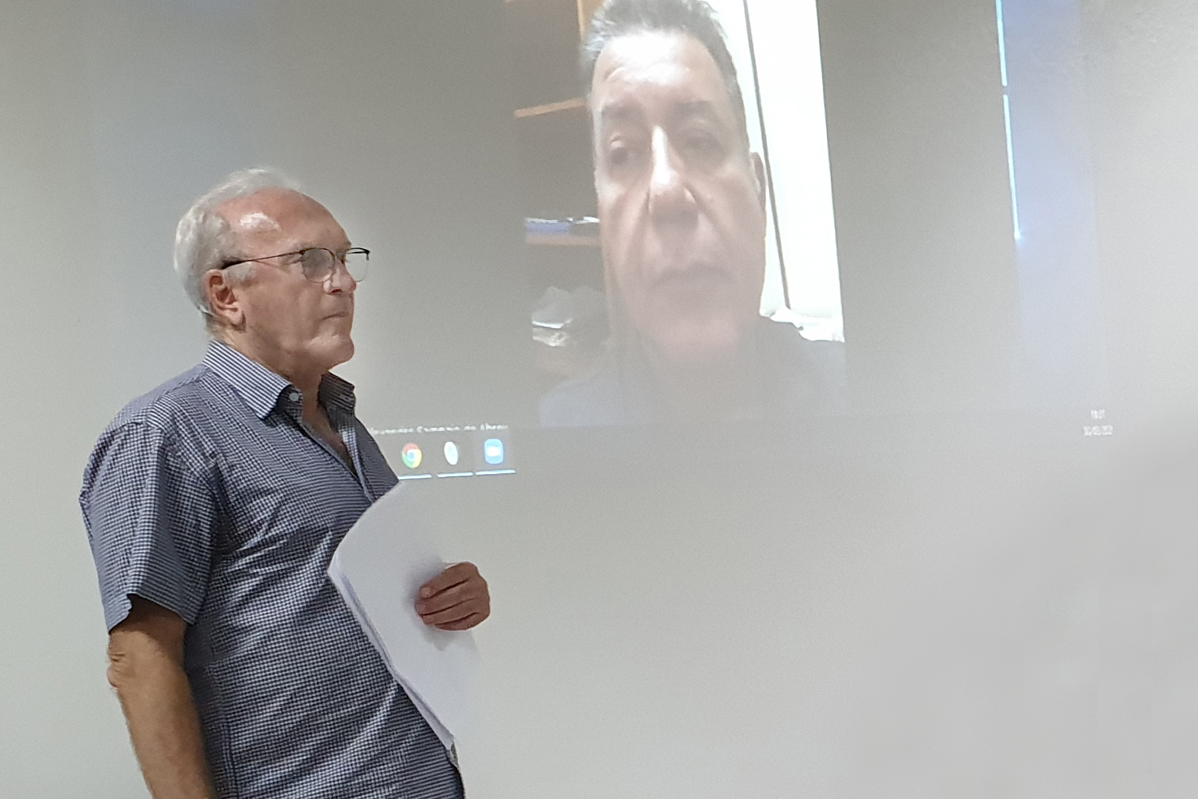 Presidente do Sindhotéis Neuso Rafagnin e o presidente da FBHA Alexandre Sampaio ao telão