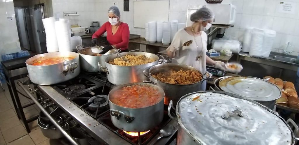 Coronavírus: Hotel em Foz do Iguaçu produz 900 marmitas diárias para famílias carentes 3 Solidariedade 2