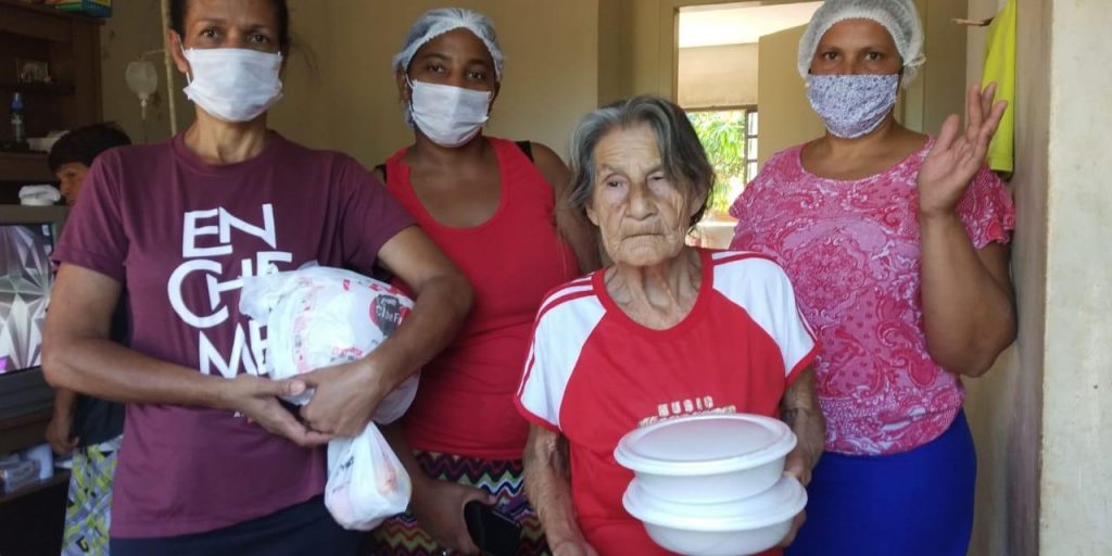 Coronavírus: Hotel em Foz do Iguaçu produz 900 marmitas diárias para famílias carentes 4 Solidariedade 3