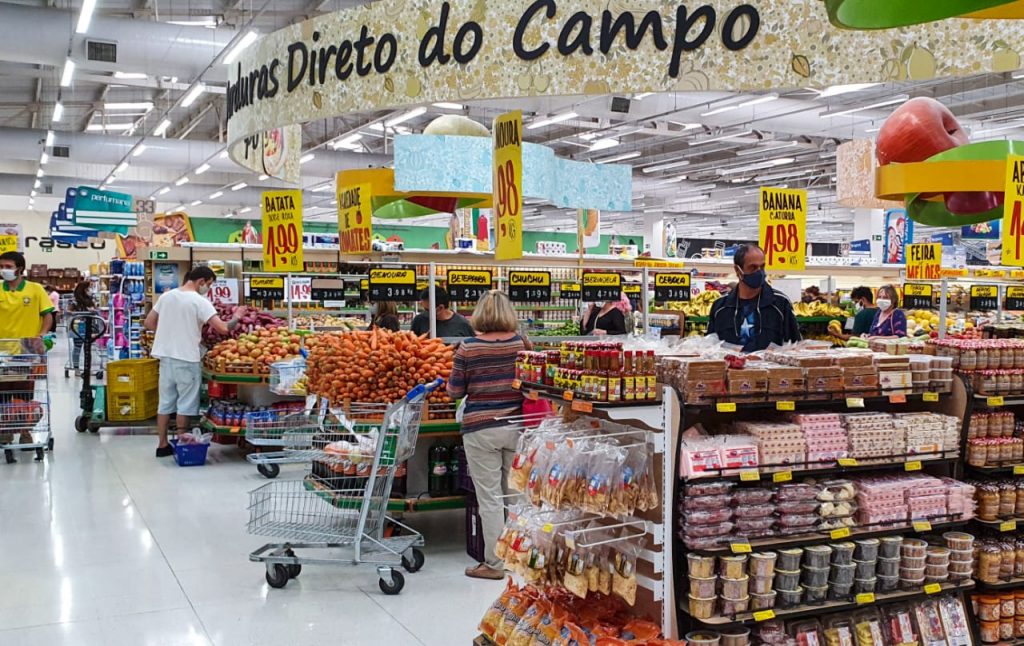 Supemercados de Curitiba impõem distanciamento social e limitam a entrada de pessoas 1 Supermercados 1