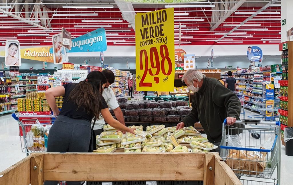 Supemercados de Curitiba impõem distanciamento social e limitam a entrada de pessoas 3 Supermercados