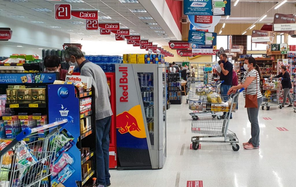 Supemercados de Curitiba impõem distanciamento social e limitam a entrada de pessoas 2 Supermercados 3