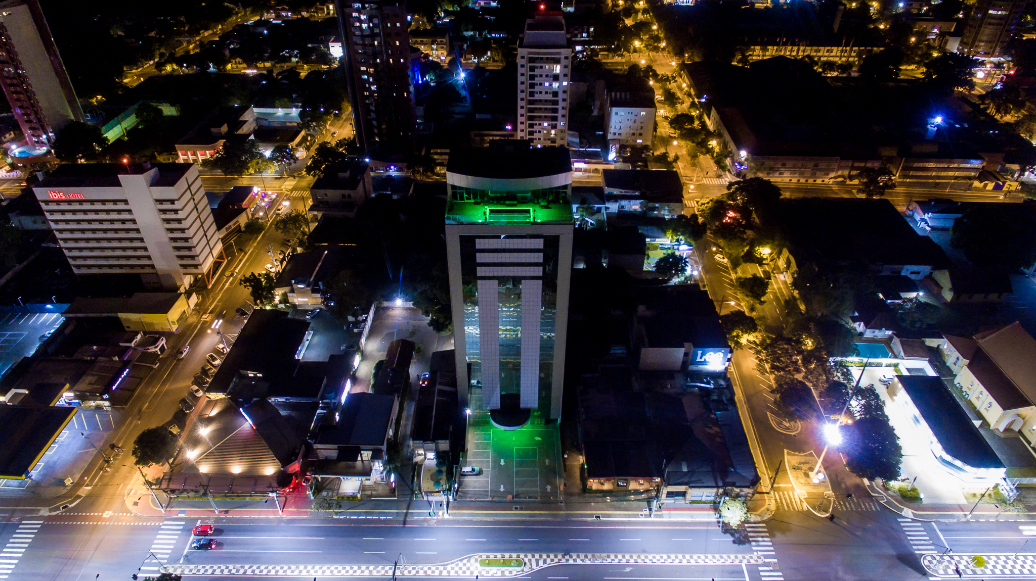 Viale Tower Hotel no centro de Foz com rooftop e fachada de entrada iluminados de verde em homenagem aos profissionais de saúde. Foto Kiko Sierich