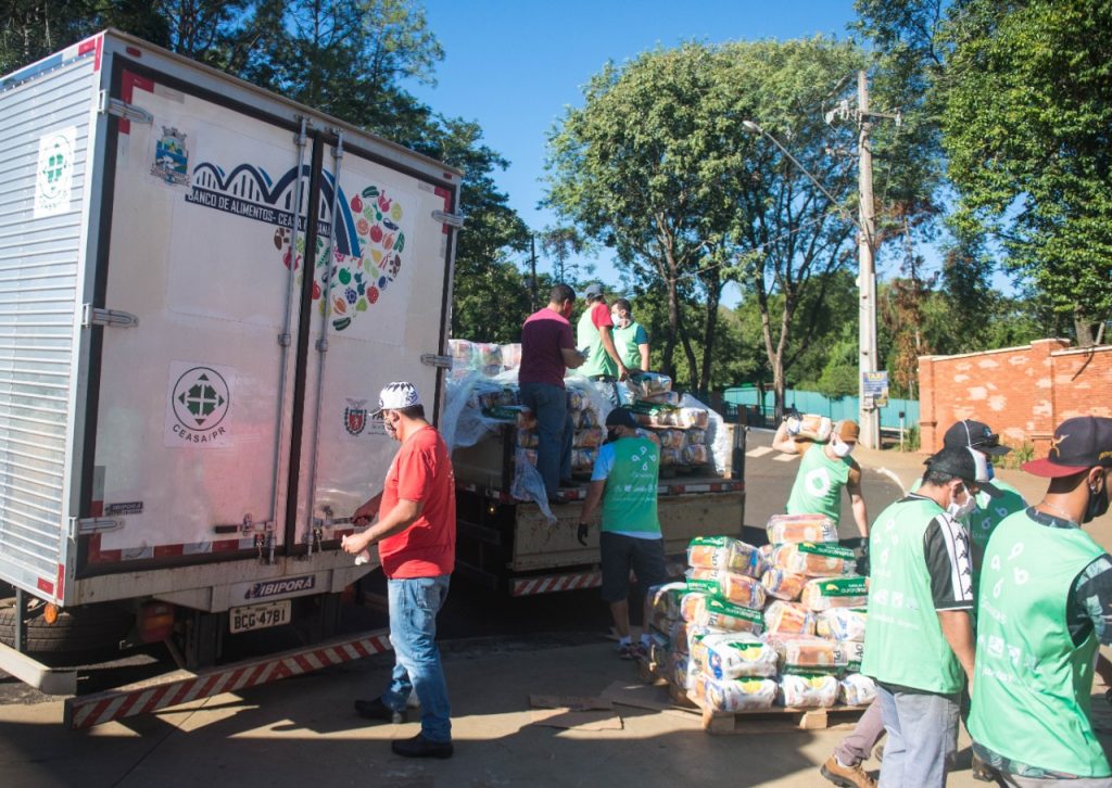 Cataratas inicia doação de 43 toneladas de alimentos em Foz do Iguaçu. Veja mais fotos! 6 cataratas alimentos2