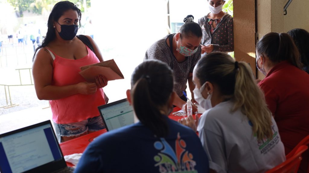 Prefeitura e Cataratas SA entregam 800 cestas básicas para famílias do Porto Meira em Foz do Iguaçu. Veja fotos! 2 entrega de cestas básicas 1