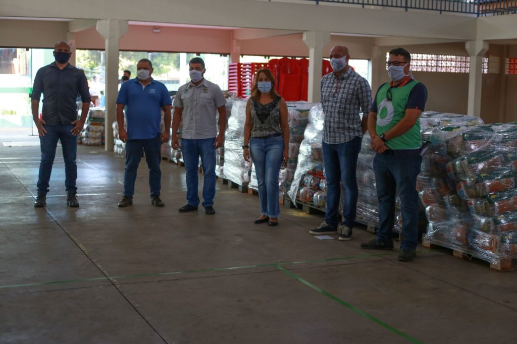 Prefeitura e Cataratas SA entregam 800 cestas básicas para famílias do Porto Meira em Foz do Iguaçu. Veja fotos! 1 entrega de cestas básicas