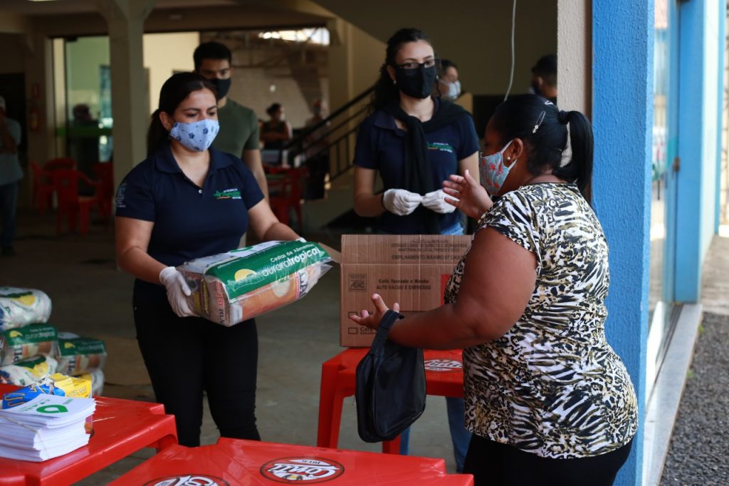 Prefeitura e Cataratas SA entregam 800 cestas básicas para famílias do Porto Meira em Foz do Iguaçu. Veja fotos! 3 entrega de cestas básicas 3