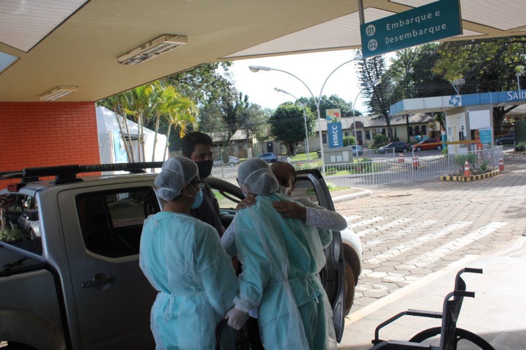 Mulher com 66 anos é a sétima paciente com covid-19 que recebe alta do Hospital Ministro Costa Cavalcanti 3 Alta Paciente Covid 3