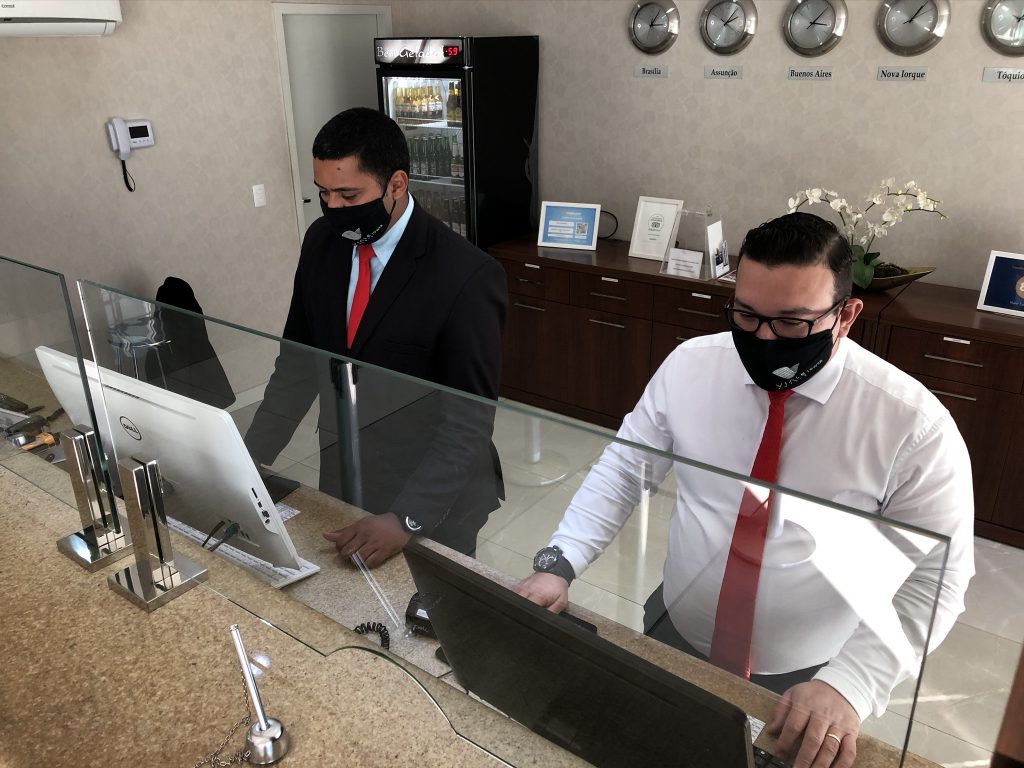 Rede hoteleira iguaçuense vive momento histórico e adota procedimentos para voltar a receber hóspedes 2 Apesar de o decreto municipal não prever vidros foram instalados nas recepções dos hotéis para proteger hóspedes e funcionários. Foto Assessoria