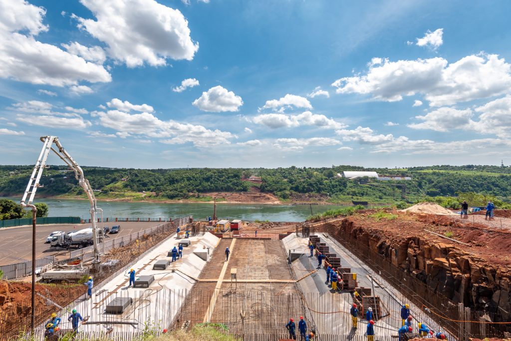 46 anos: usina de Itaipu reconfigura o desenvolvimento de Foz do Iguaçu e de todo o Oeste do Paraná 2 Construção da Ponte da Integração Brasil Paraguai. Foto Rubens Fraulini Itaipu Binacional.
