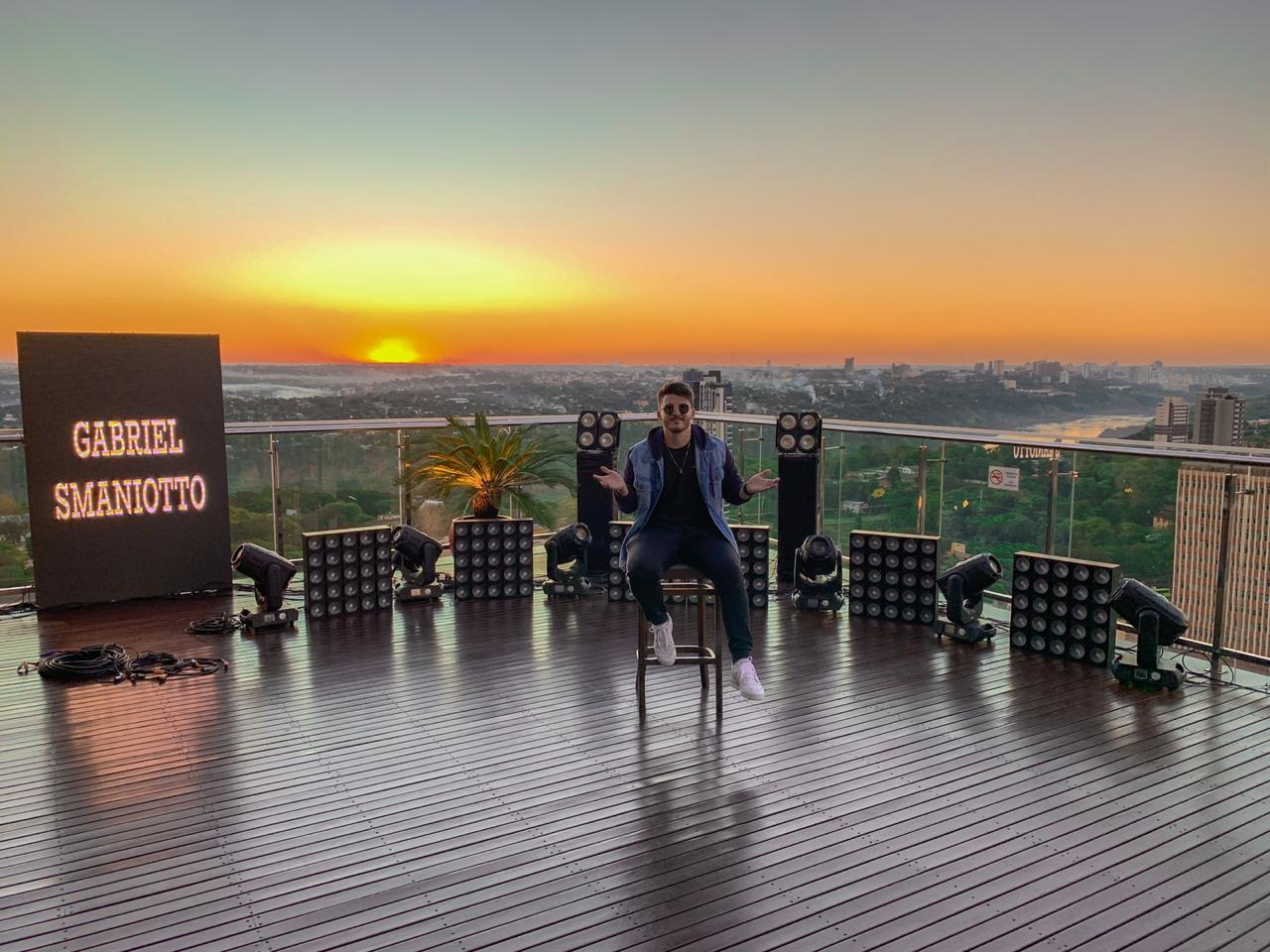 Já está tudo pronto no último andar do Viale Tower Hotel a 60 metros de altura para a Live do cantor Gabriel Smaniotto. Foto Arquivo Pessoal