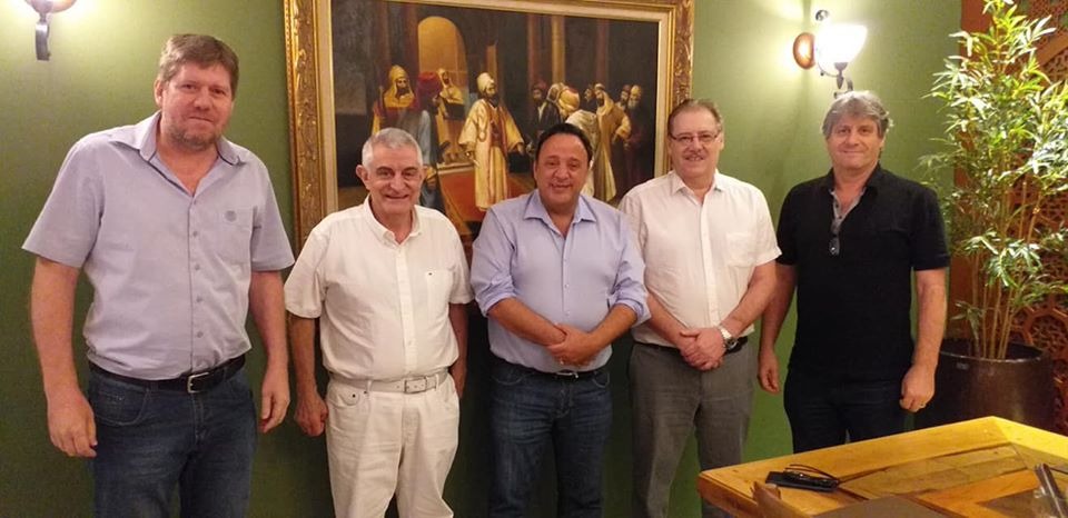 Na foto o deputado Hussein Bakri ao centro e o seu primo médico Ali Bakri de branco ao lado dos 3 filhos médicos do ex deputado Lyrio Bertoli.