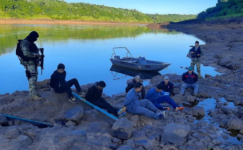 Com pandemia, barrancas do Rio Paraná se convertem em desordem 1 Paraguaios contrabandeando vinho