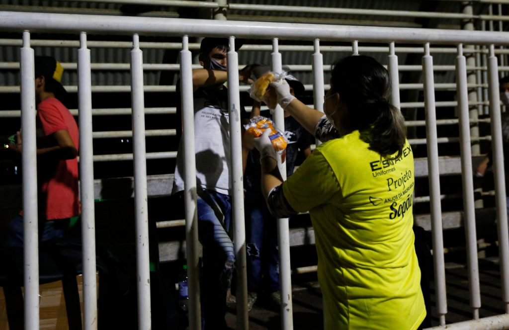 Covid-19: Voluntários que levam comida e banho para paraguaios parados na ponte serão testados 1 Sopão 2