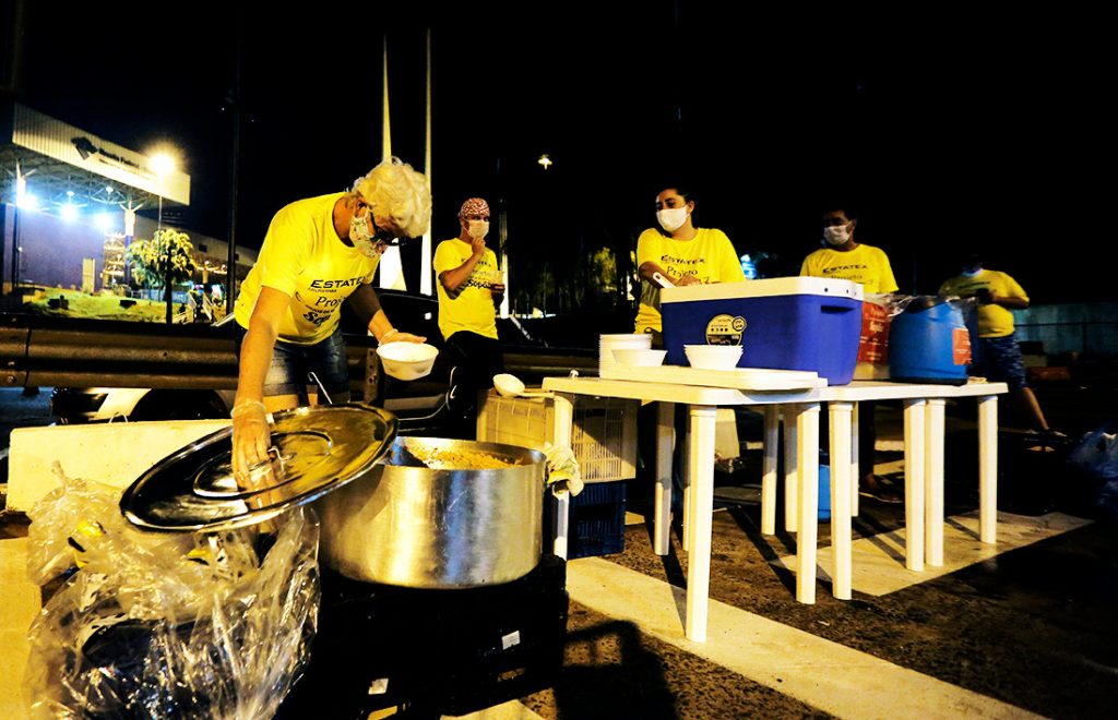 Covid-19: Voluntários que levam comida e banho para paraguaios parados na ponte serão testados 2 Sopão 3